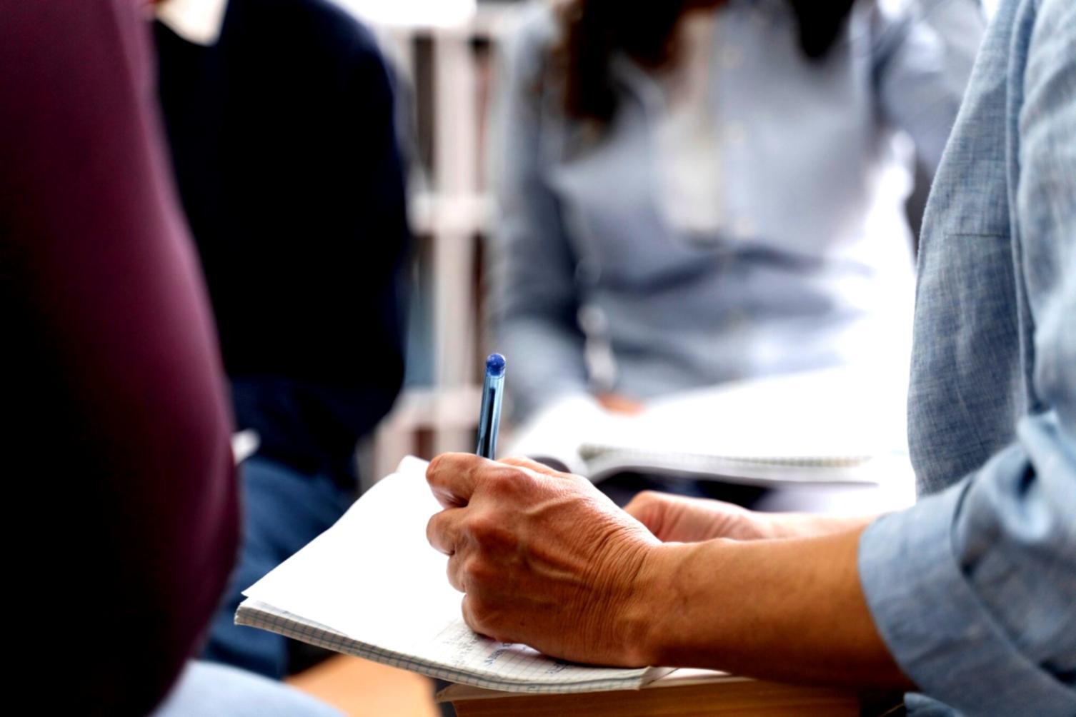 Équipe analysant des documents financiers lors d'une réunion stratégique