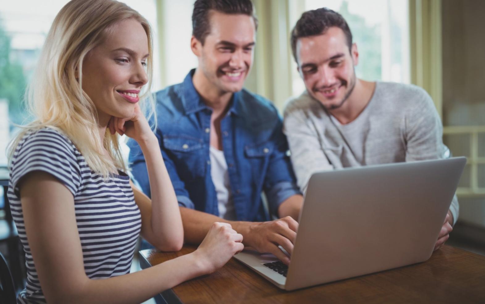 Espace de travail collaboratif avec outils d'analyse financière