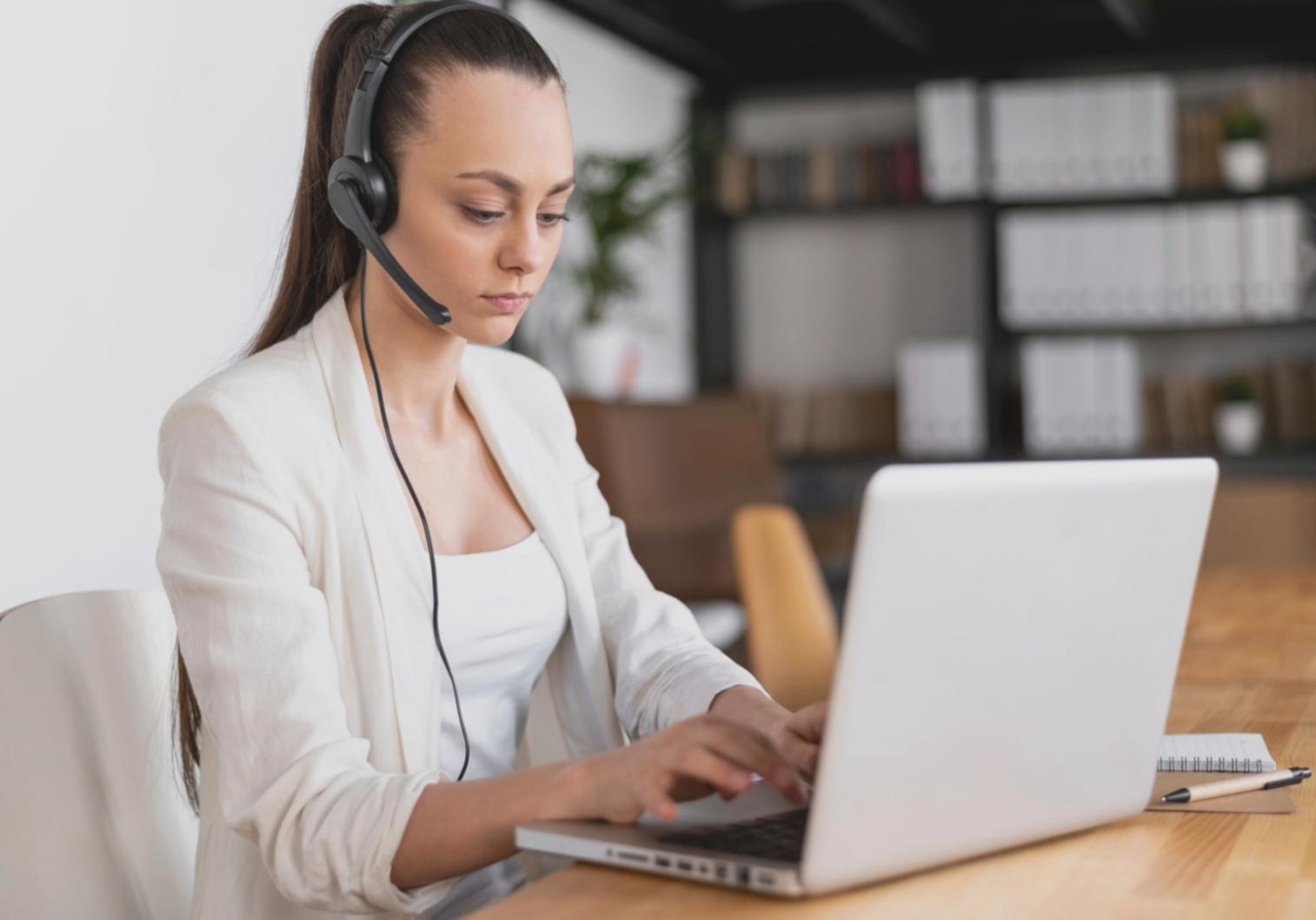 Bureau moderne avec équipe collaborant sur des projets financiers